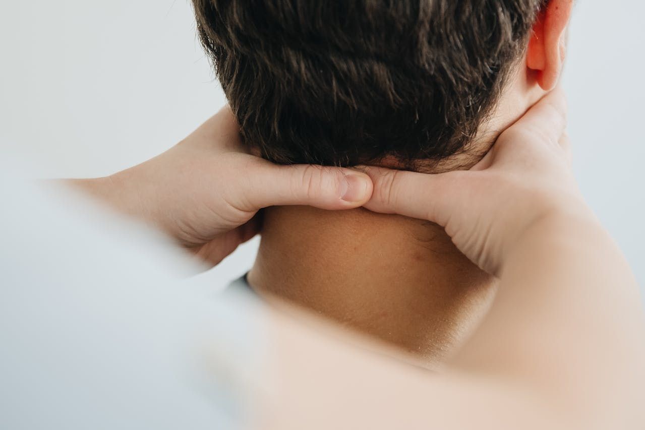 Übungen und Hausmittel gegen hartnäckige Nackenverspannungen